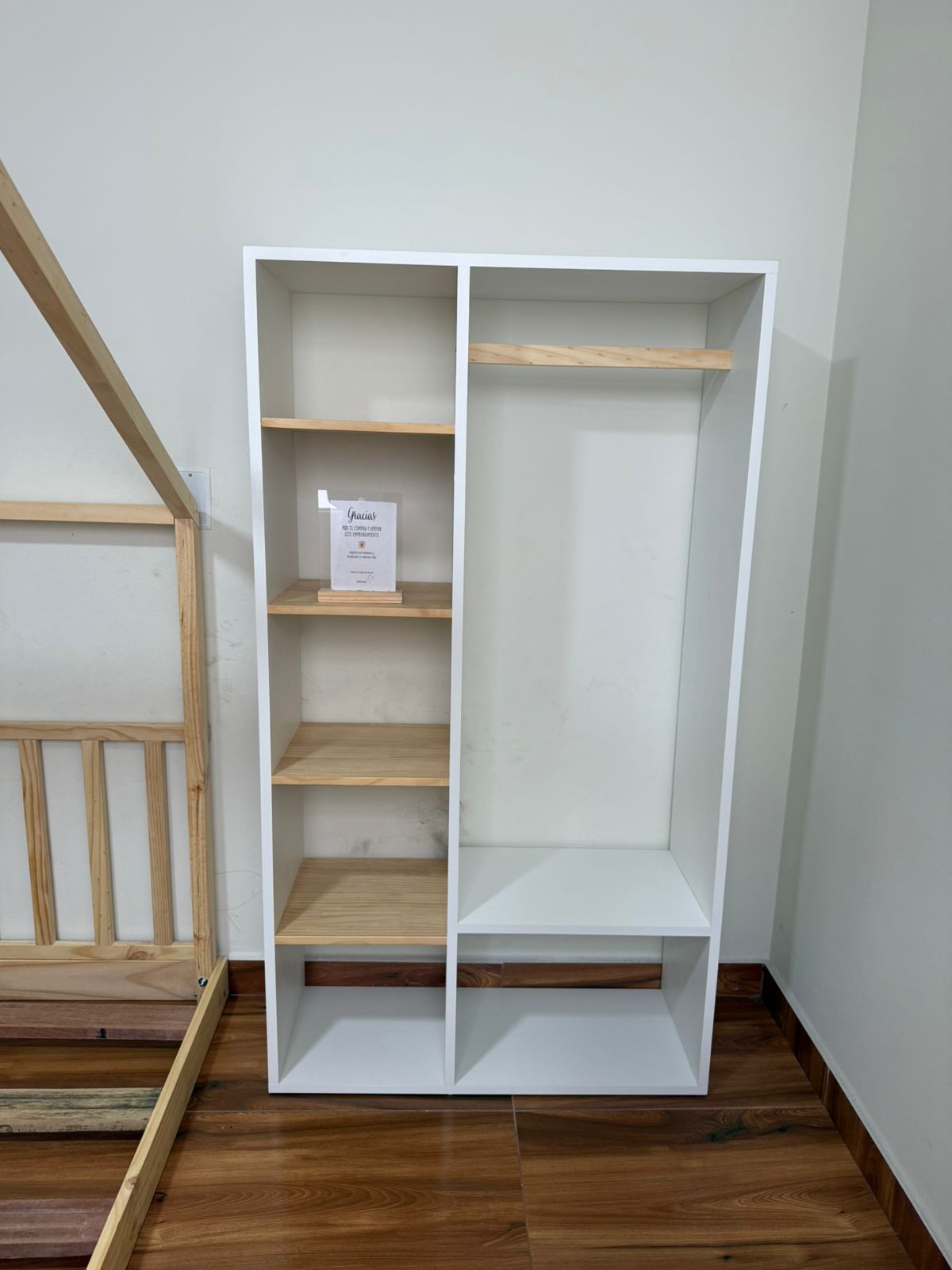Ropero Montessori modelo "Johana"