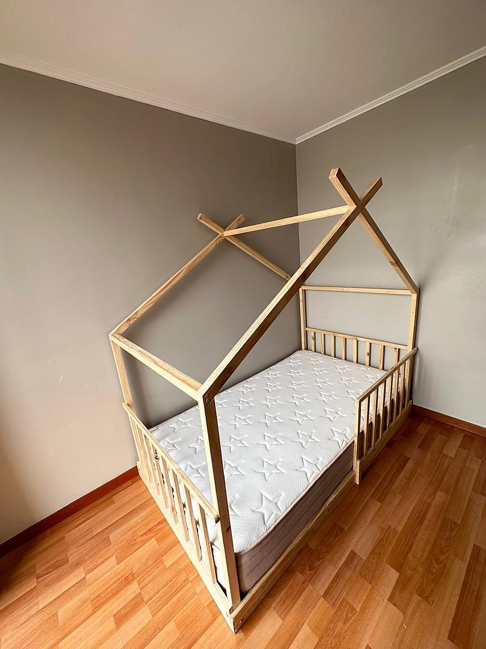 Cama casa Montessori Modelo "Shakira" - Cama infantil segura y de madera para niños