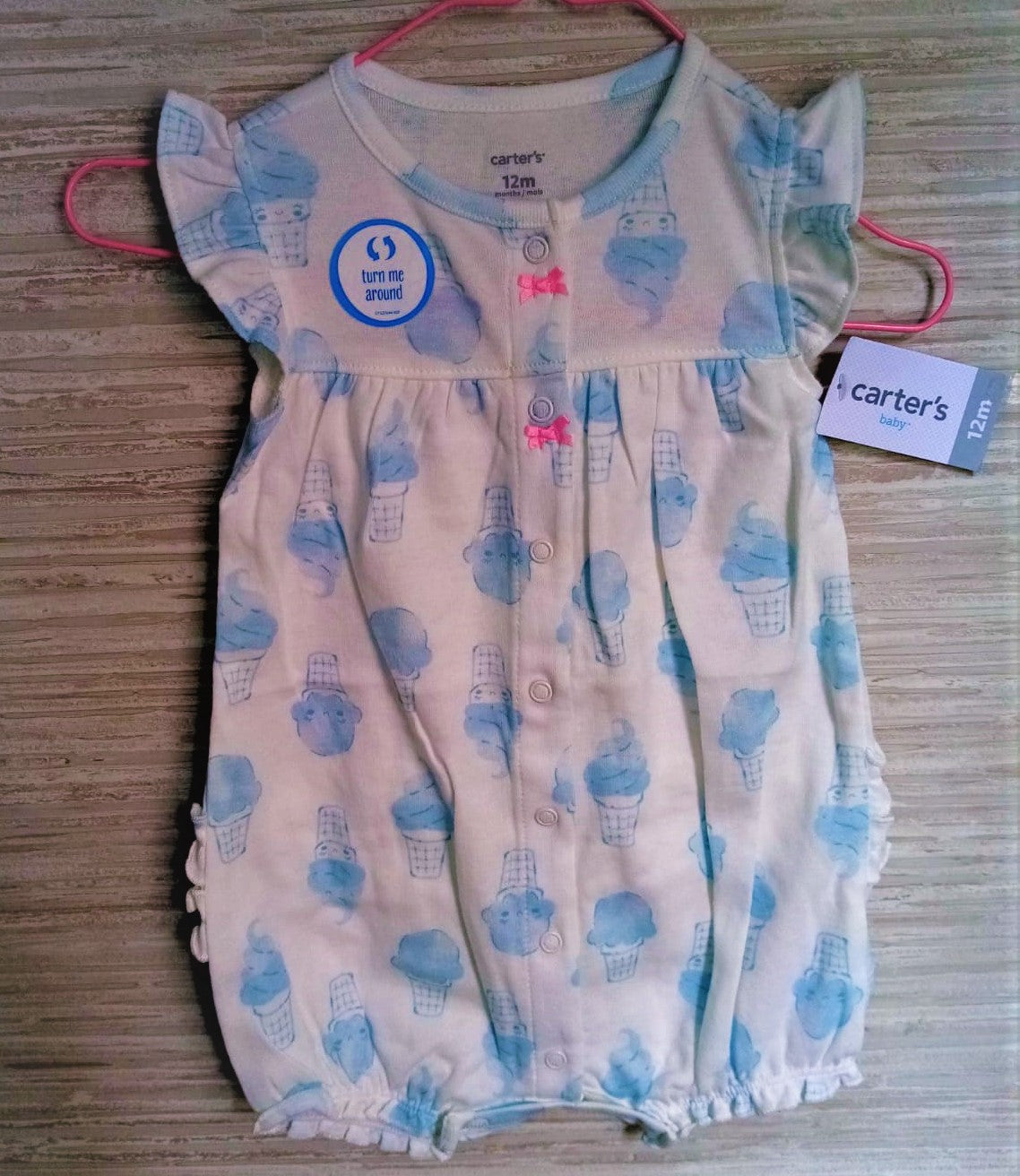 Mameluco con broche estampado de helados, Talla 12M.