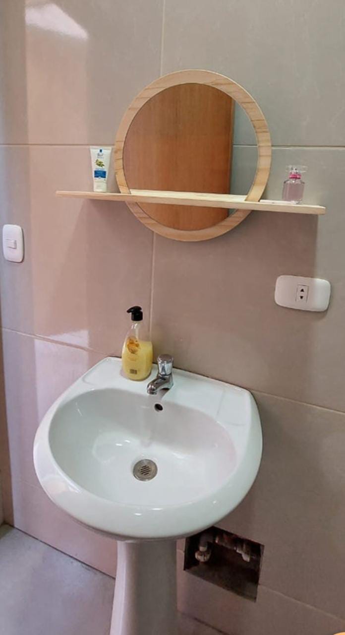 Espejo nórdico con borde de madera