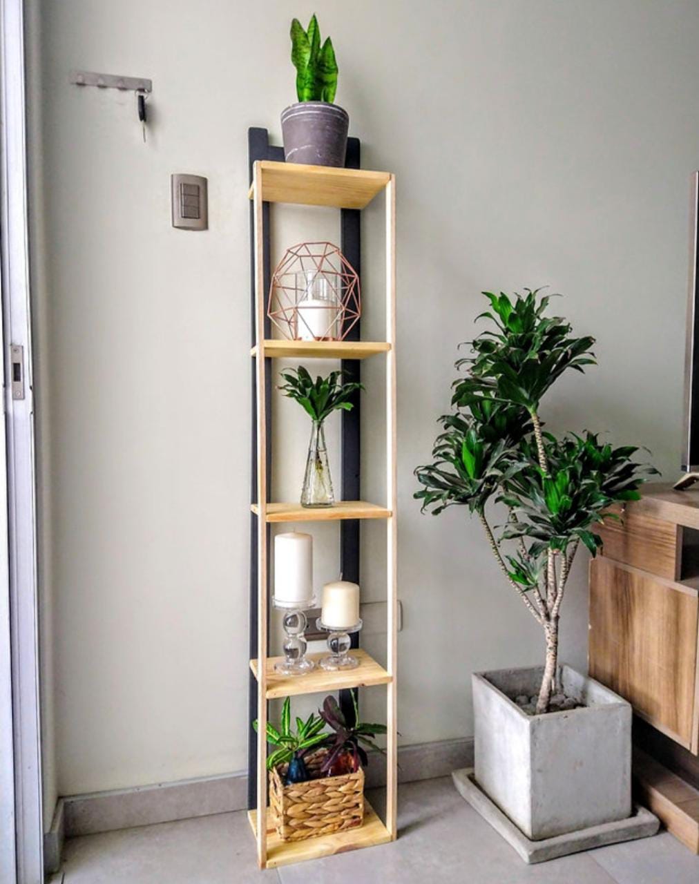 Esquinero Vera color natural y negro