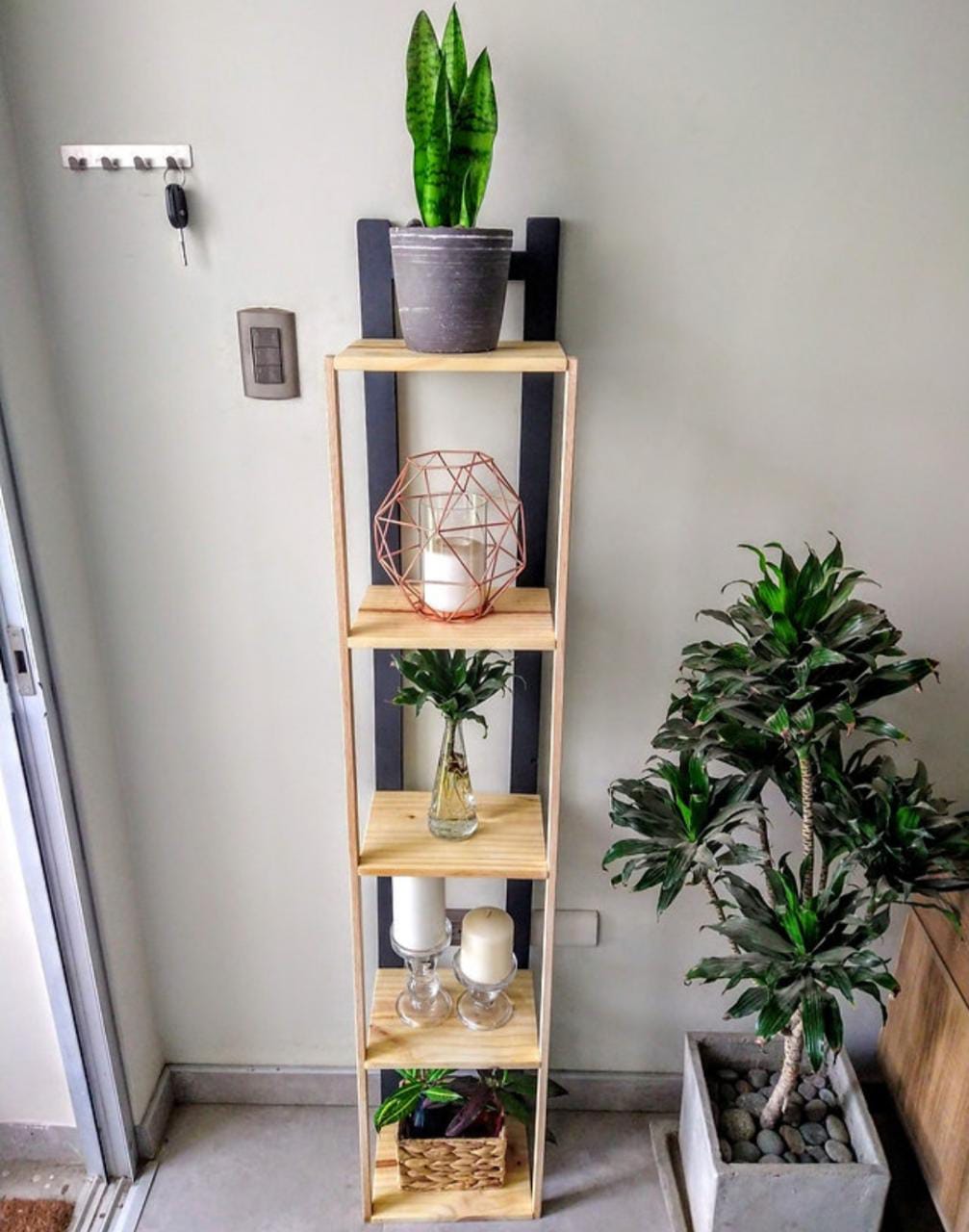 Esquinero Vera color natural y negro