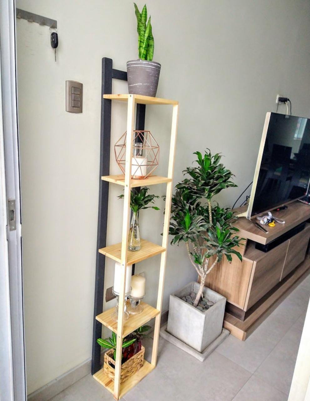 Esquinero Vera color natural y negro