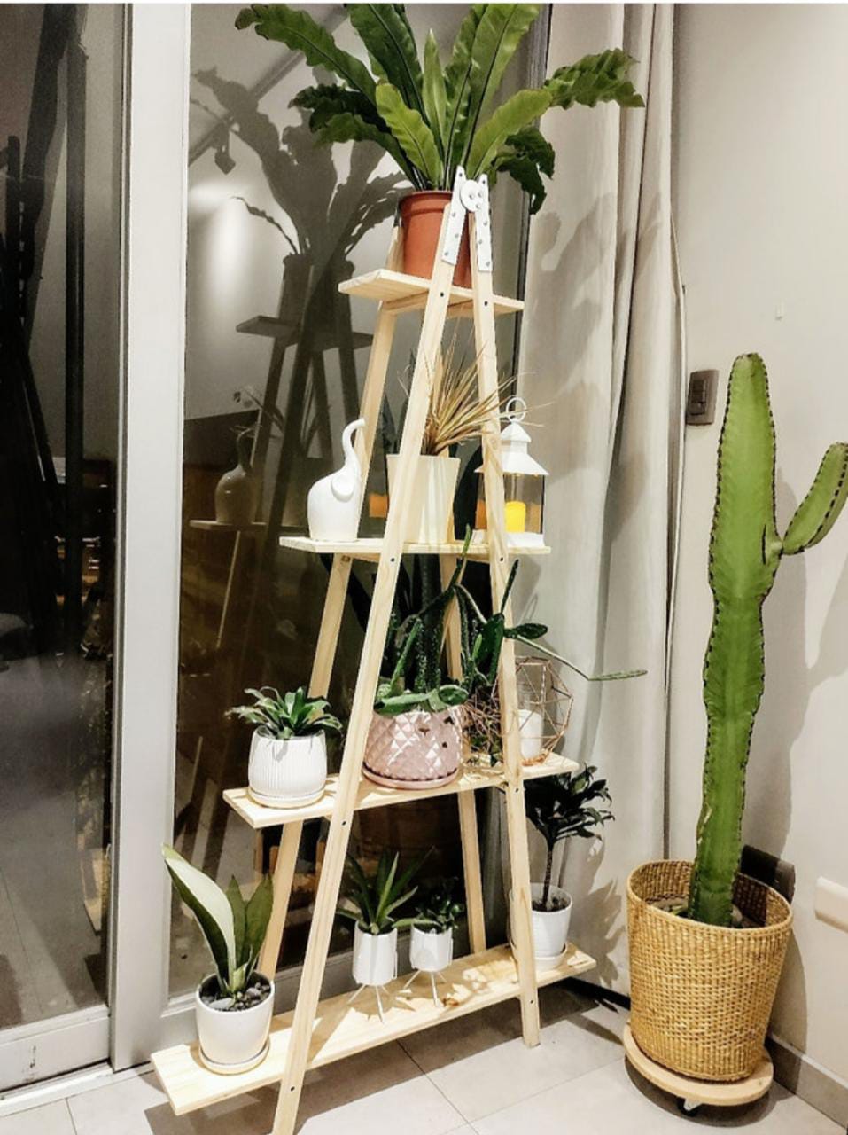 Estante escalera porta macetas