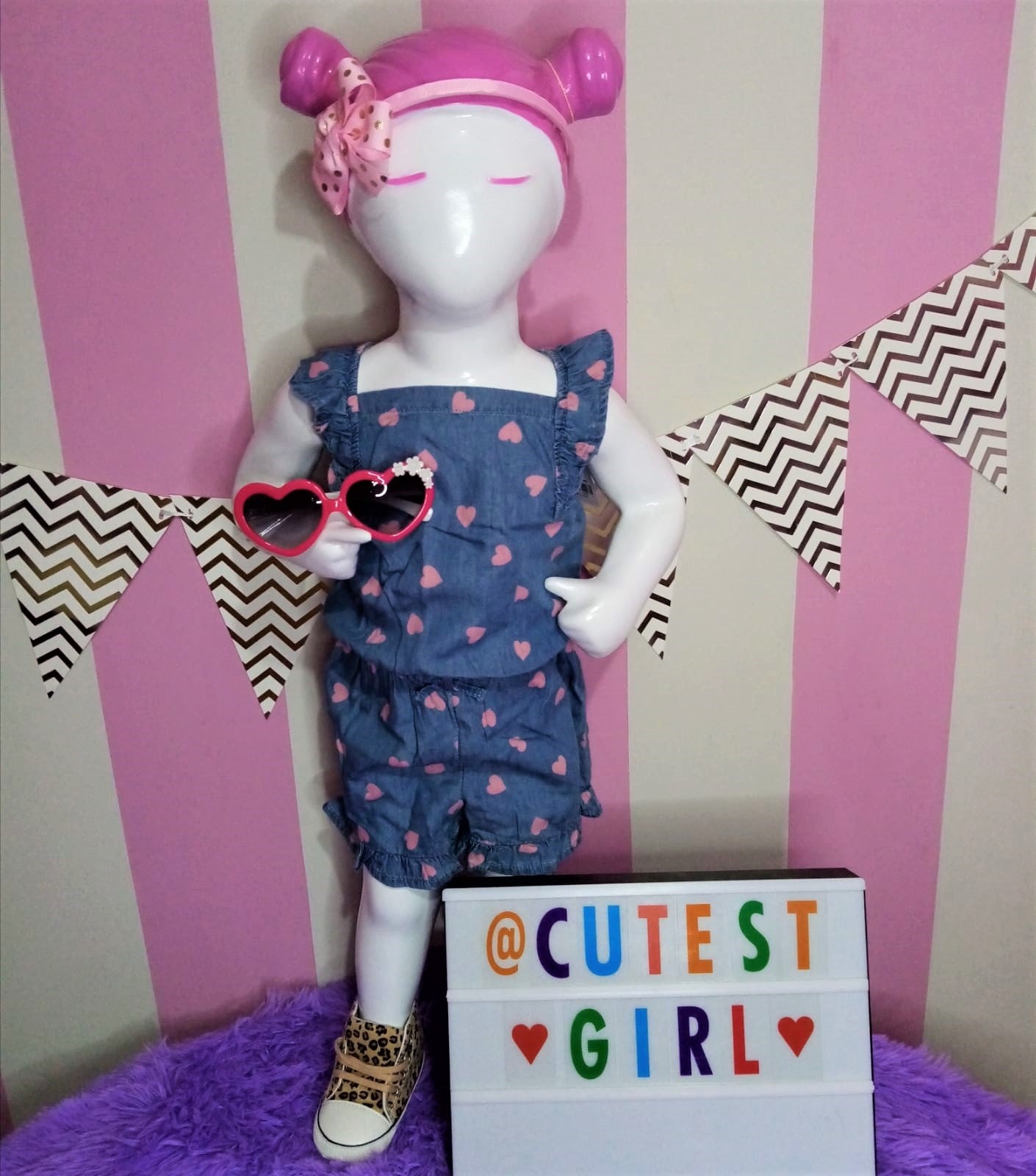 Romper de mezclilla con corazones, Talla 24M.