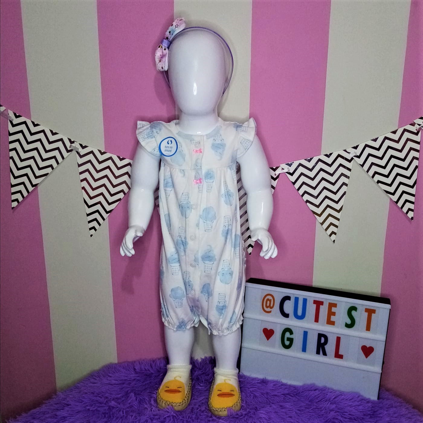 Mameluco con broche estampado de helados, Talla 12M.