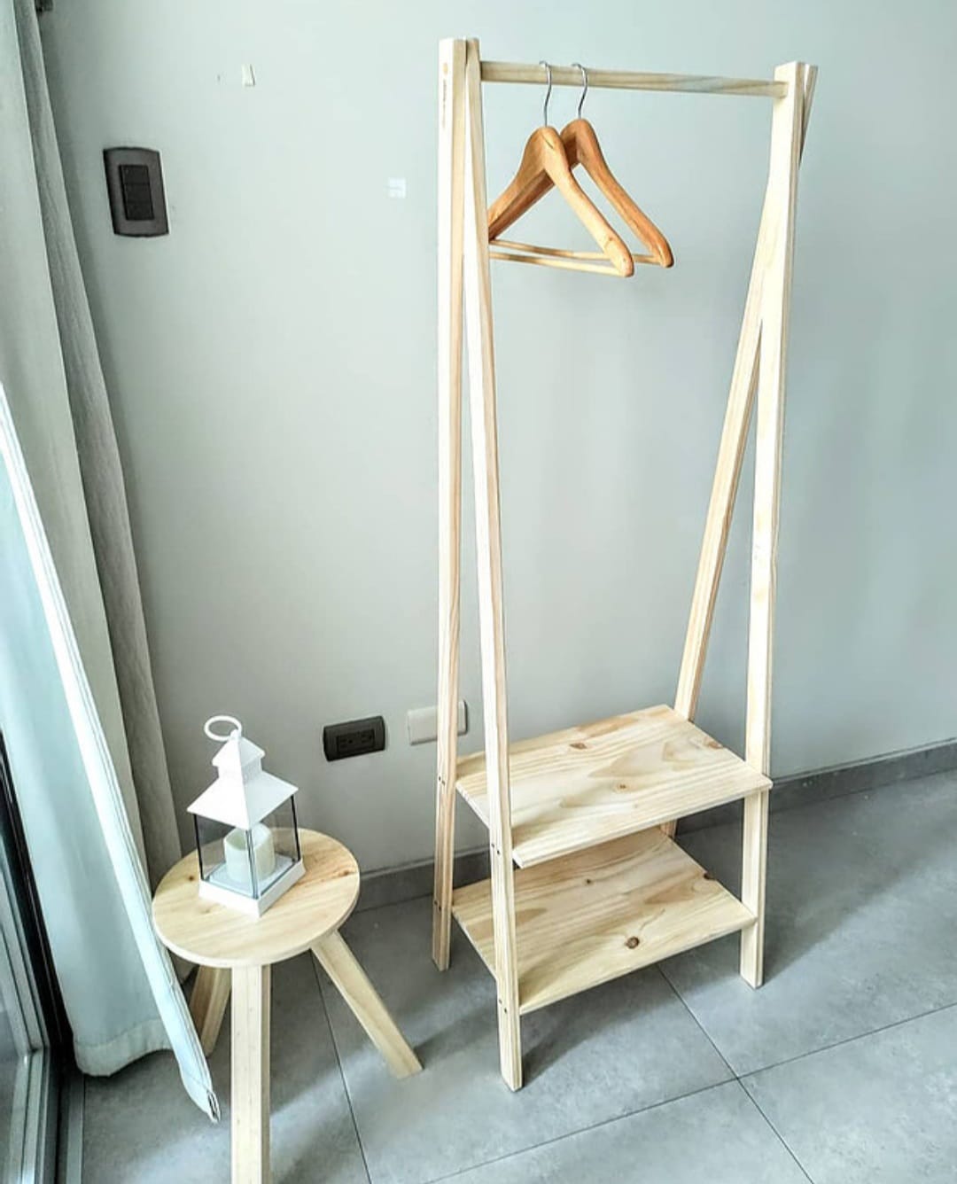 Colgador minimalista con zapatera