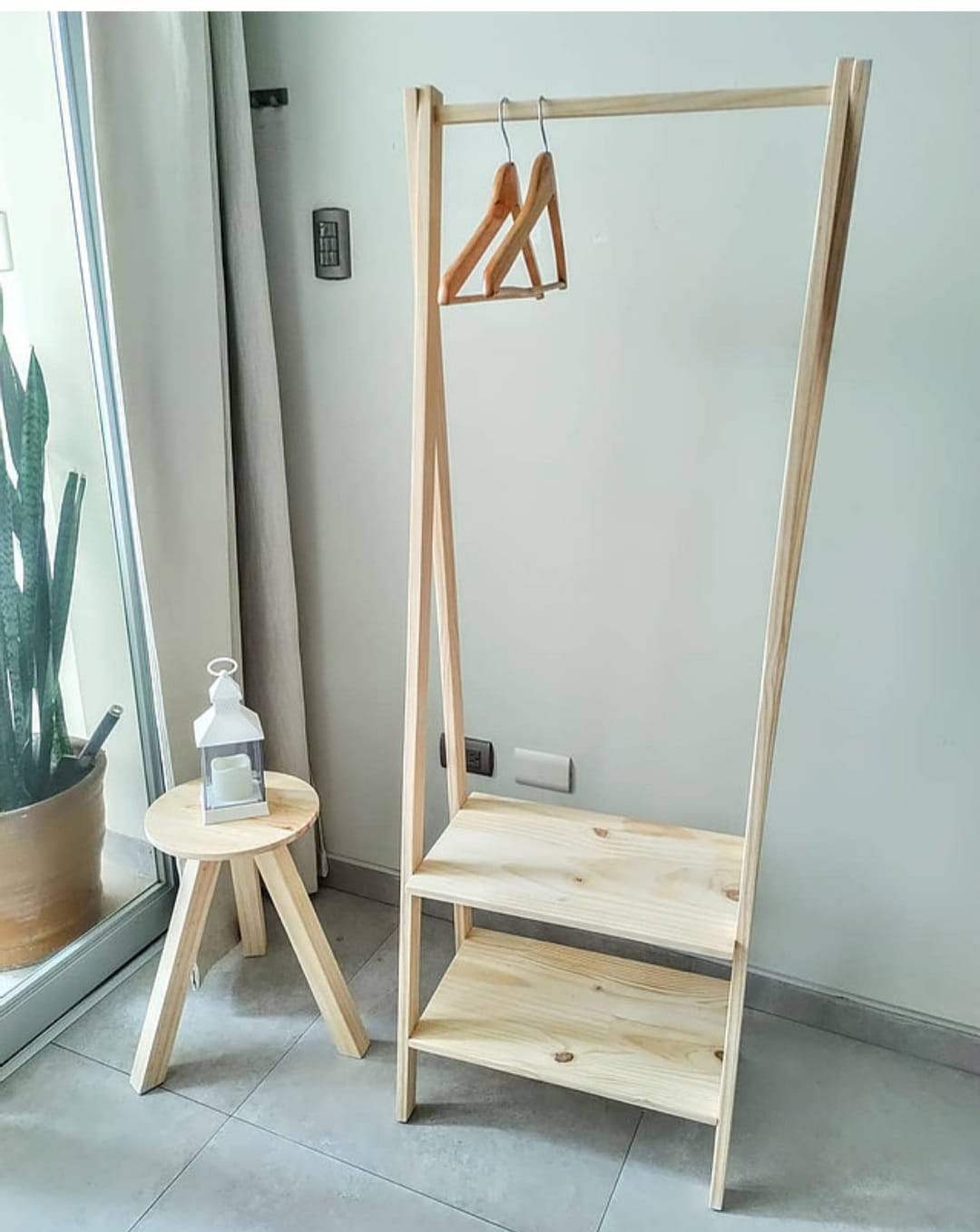 Colgador minimalista con zapatera