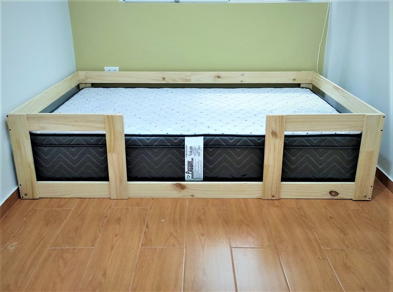 cama montessori con baranda