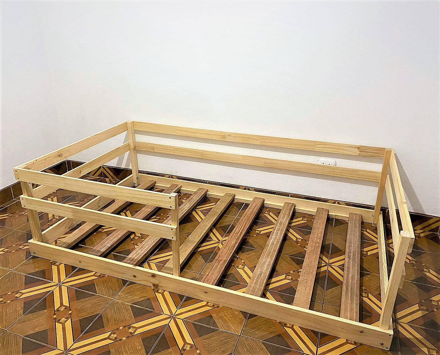 cama montessori con barandas lima