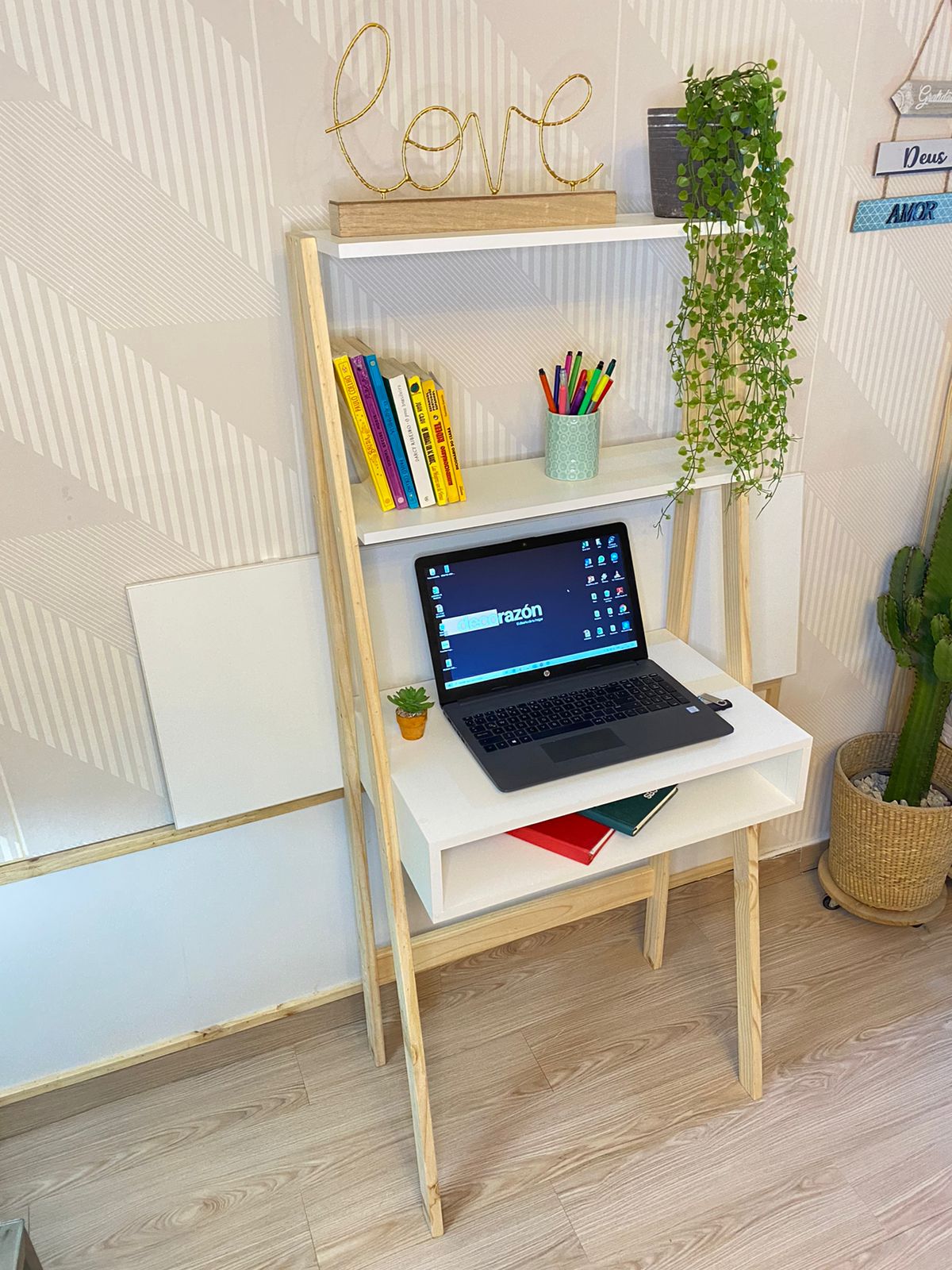 Escritorio Minimalista en pino y melamina