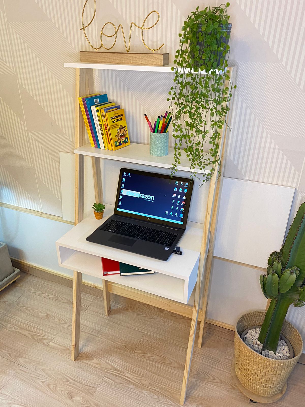 Escritorio Minimalista en pino y melamina