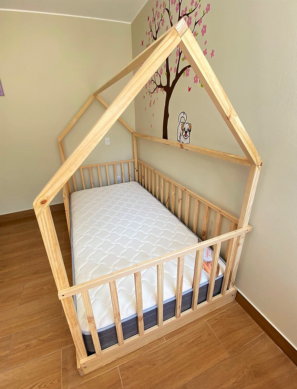 cama montessori casita con barandas