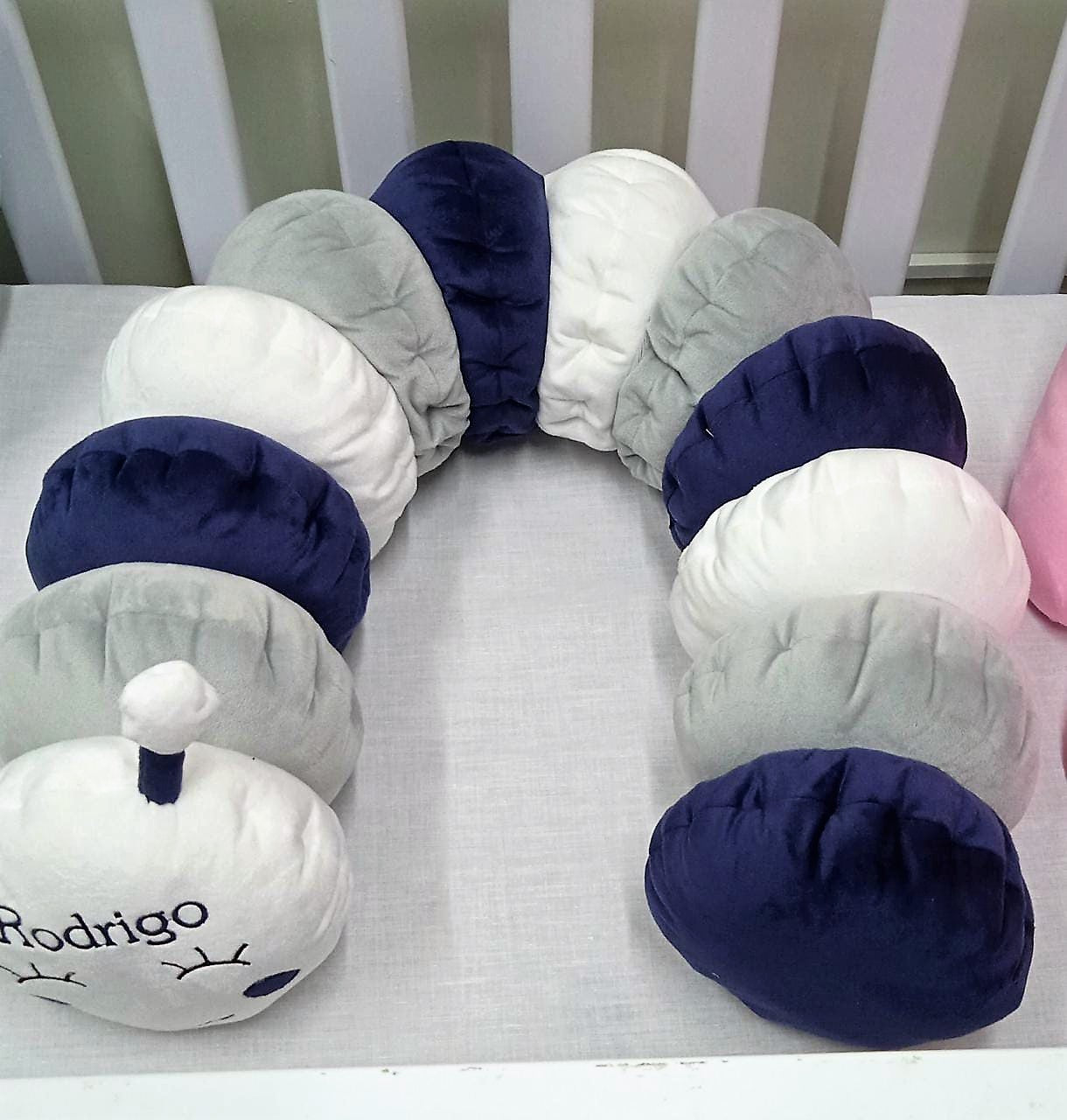 Protector de cama o cuna en forma de Gusanito