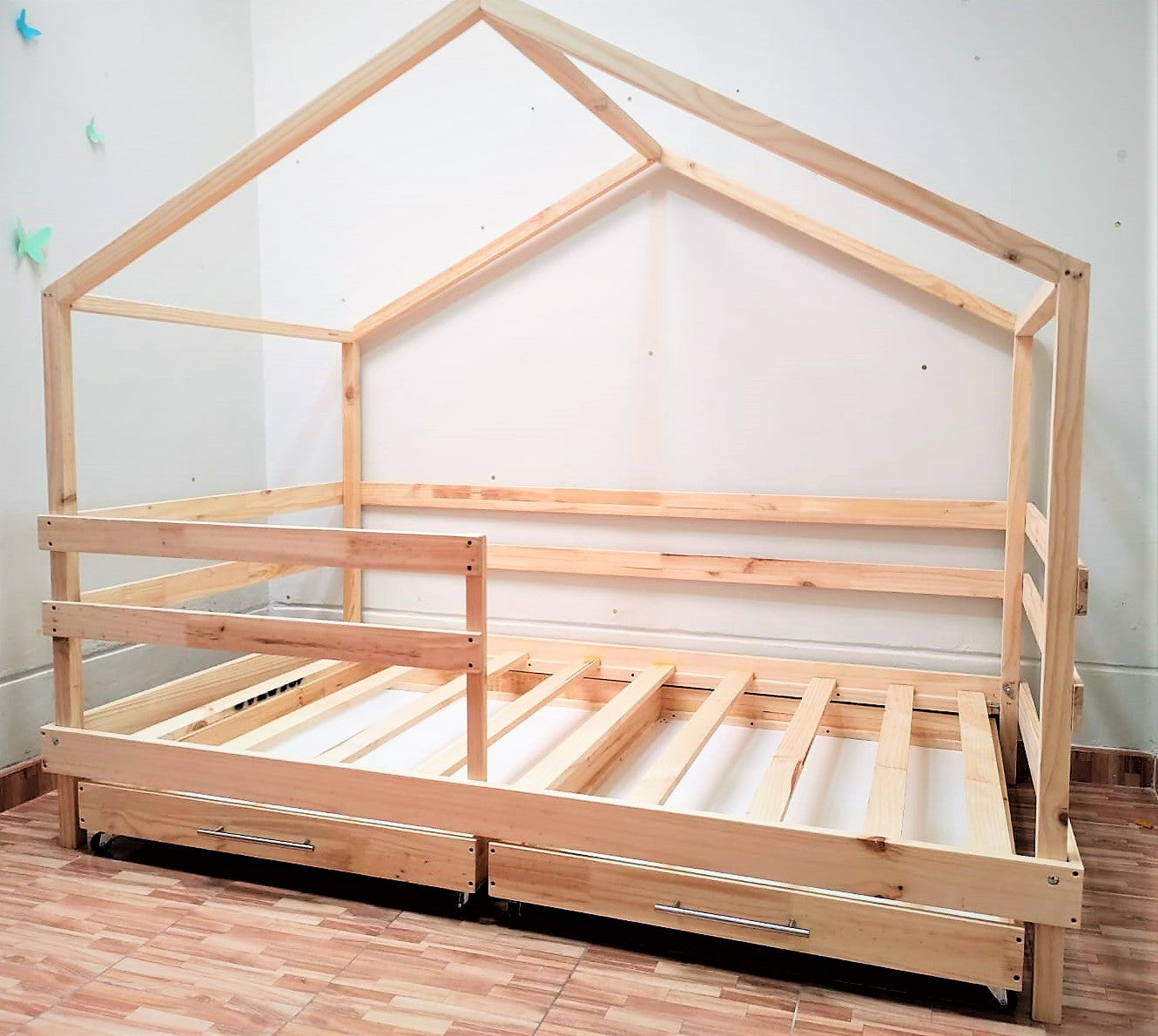 cama montessori con barandas y cajonera