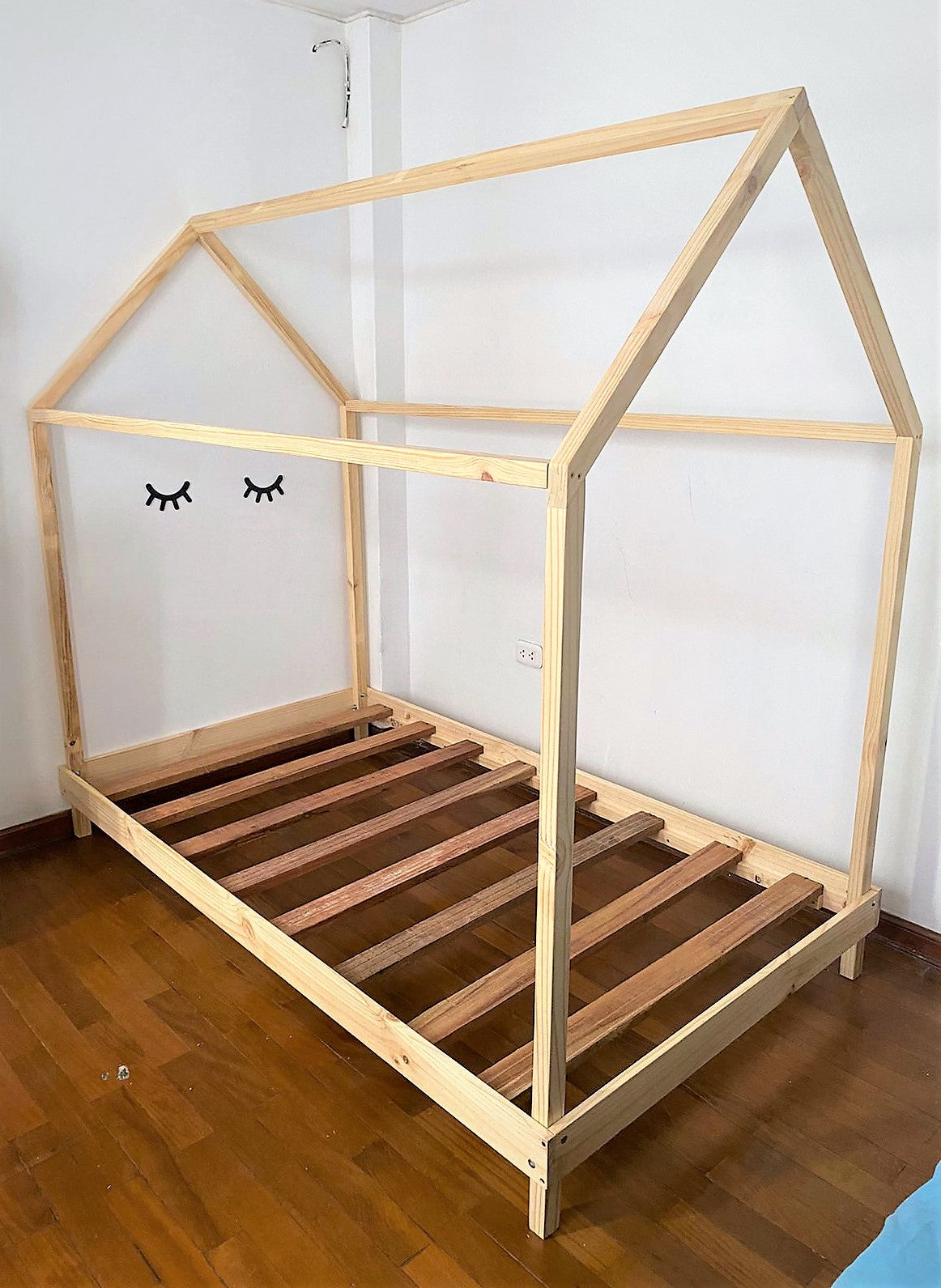 cama montessori casita con patitas en lima