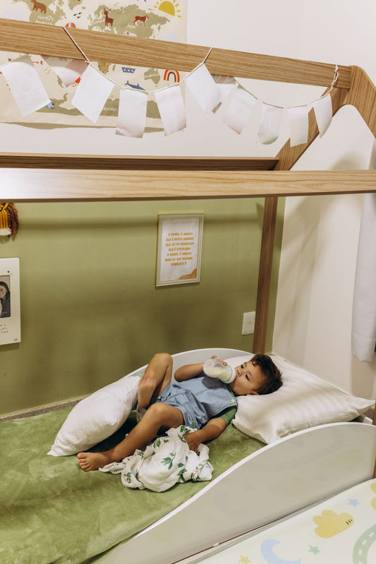 Niño durmiendo en una cama Montessori baja con un ambiente seguro y acogedor