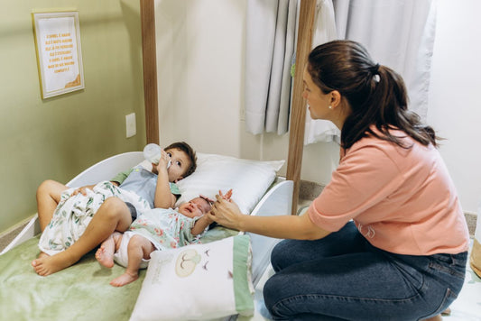 Niño durmiendo tranquilamente en una cama Montessori dentro de una habitación cálida y segura.