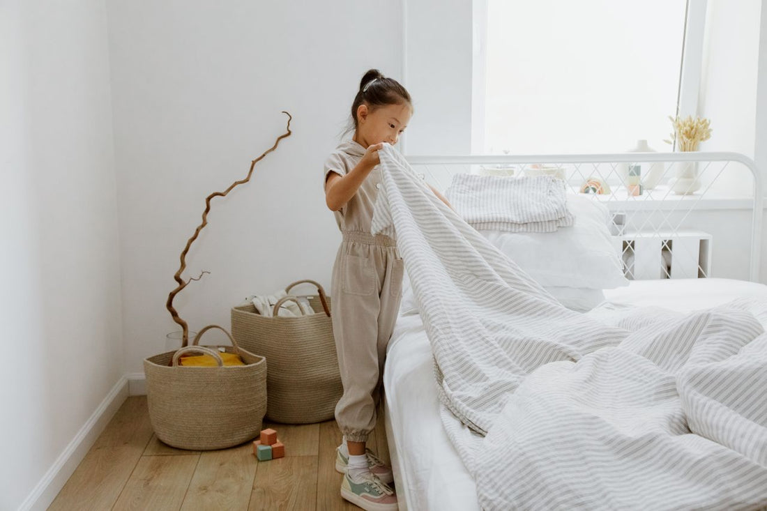 Niña realizando su rutina de la mañana en una habitación Montessori 