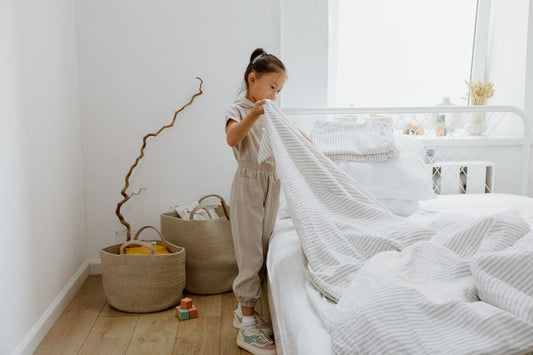Niña realizando su rutina de la mañana en una habitación Montessori 