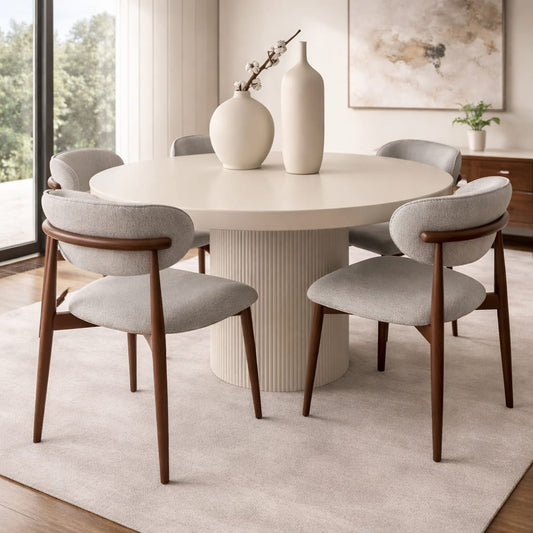 Comedor Capri redondo con base ranurada, tablero engrosado y cuatro sillas copeta tapizadas.