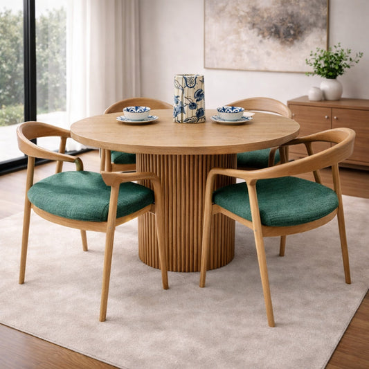 Comedor Ravello redondo de madera tornillo con base ranurada y sillas tapizadas.