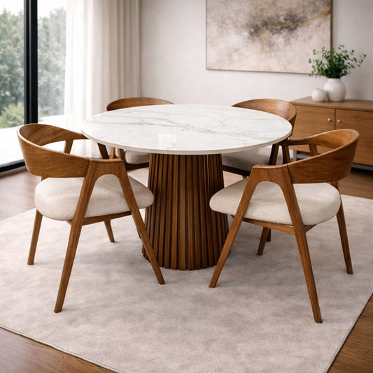 Comedor Portofino redondo con tablero de piedra sintetizada, base cono ranurada y sillas de madera tapizadas.