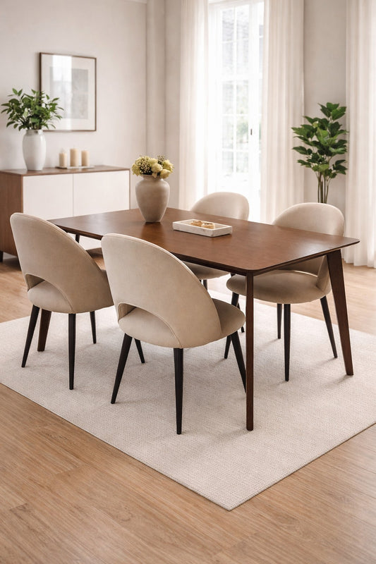 Comedor Garda rectangular de madera tornillo con sillas vintage tapizadas.