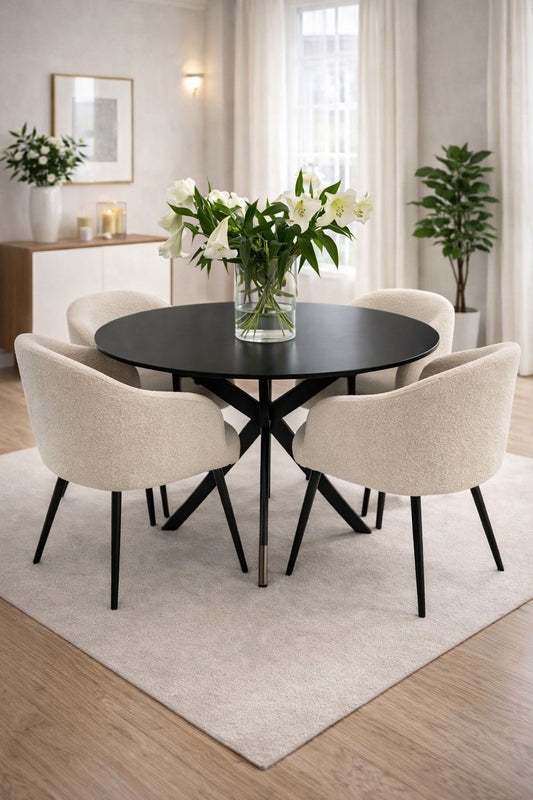 Comedor Ferrara redondo de madera tornillo con sillas butaca tapizadas.