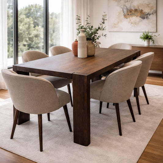 Comedor Torino de madera tornillo con seis sillas vintage tapizadas en tono beige.