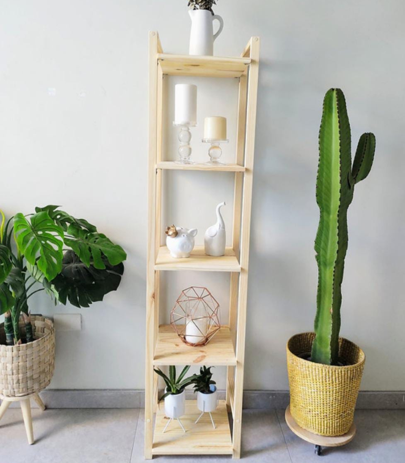 Esquinero Luna de madera de pino con diseño vertical moderno para organizar objetos en esquinas de espacios pequeños
