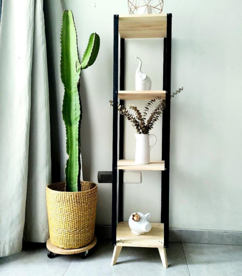 Esquinero Maty de madera de pino y estructura de aluminio para organizar plantas en espacios interiores o exteriores
