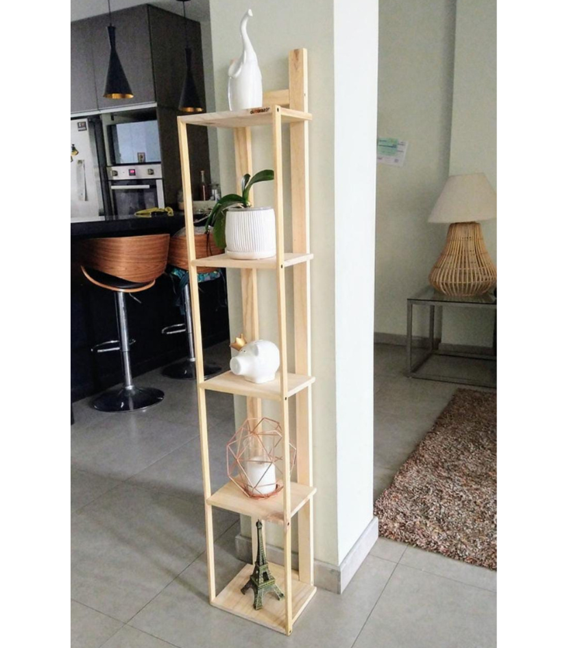 Esquinero Vera de madera de pino color natural con diseño vertical moderno para organizar espacios pequeños