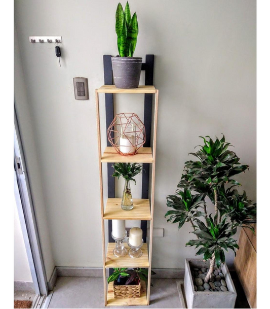 Esquinero Vera de madera de pino en color natural y negro con diseño vertical moderno para organizar espacios pequeños
