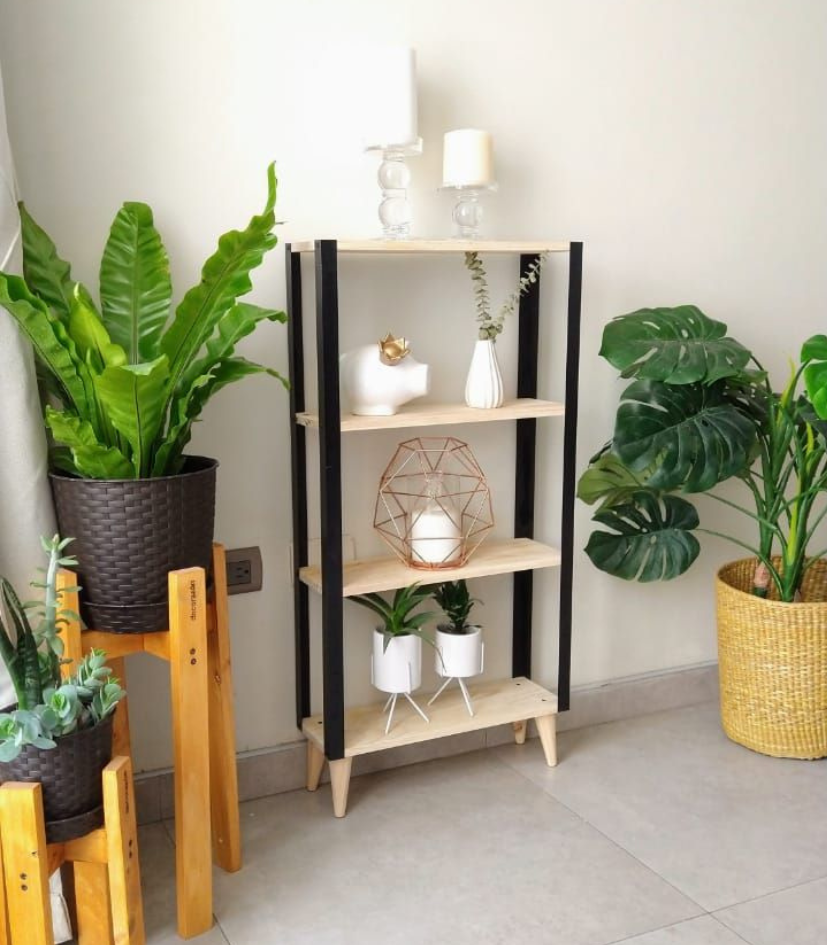 Estante Catalina de madera de pino con estructura de aluminio negro, diseño moderno para organizar libros y decoración