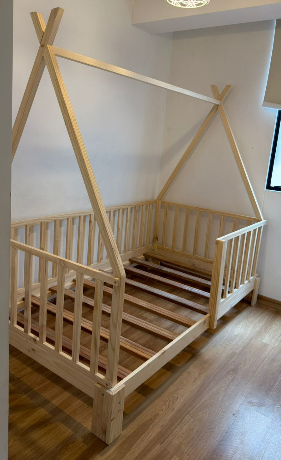 Cama Montessori Carol – Cama infantil segura y de madera para niños