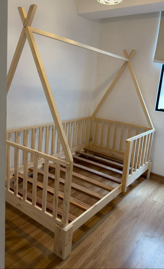 Cama Montessori Carol tipo choza en pino natural, evolutiva y segura para niños