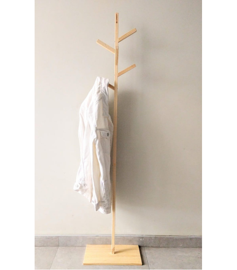 perchero de pie de madera minimalista en pino organizador de ropa vertical moderno