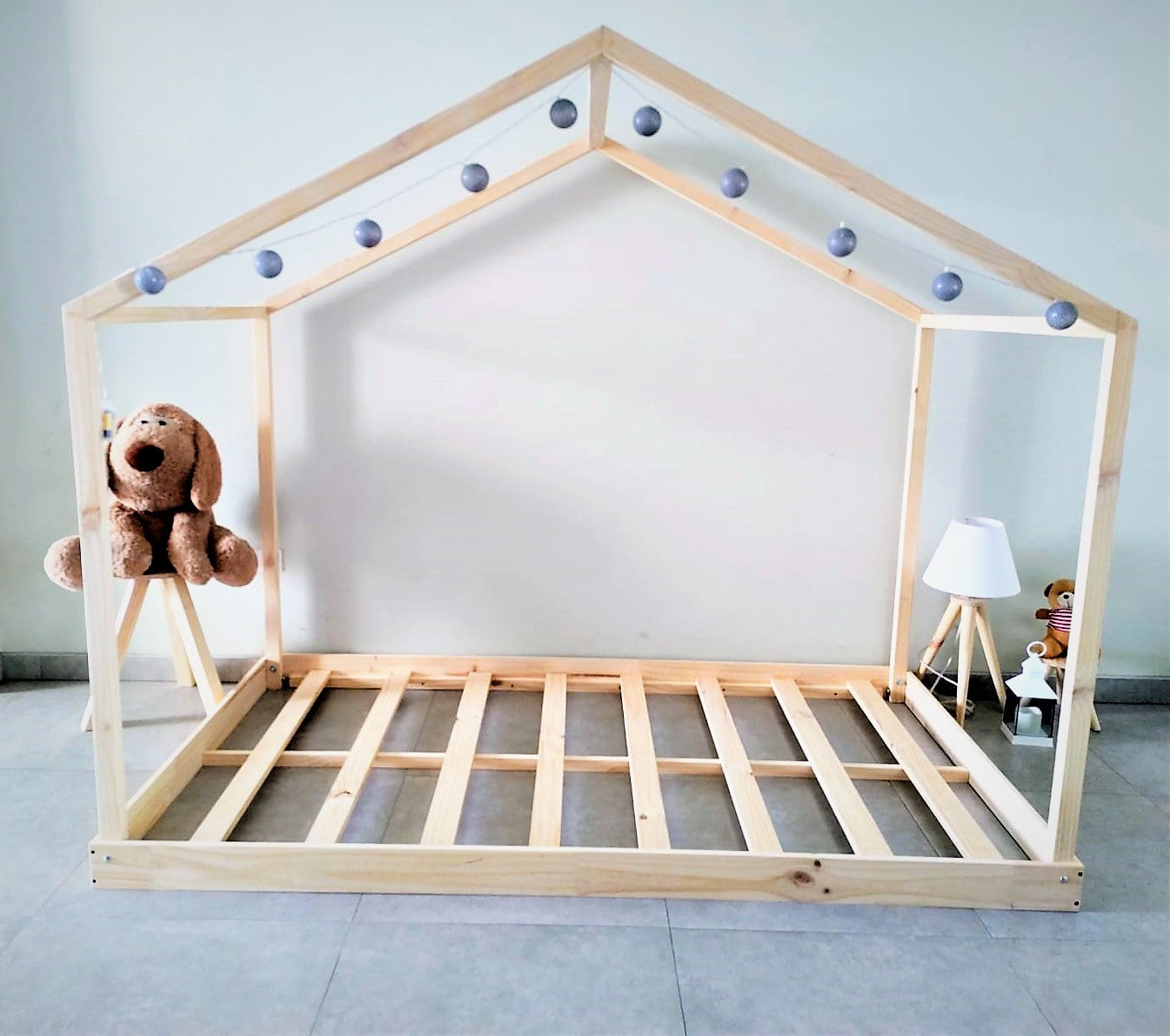 Cama Montessori casita con barandas verticales Modelo Nay plaza y media –  Cutest Girl