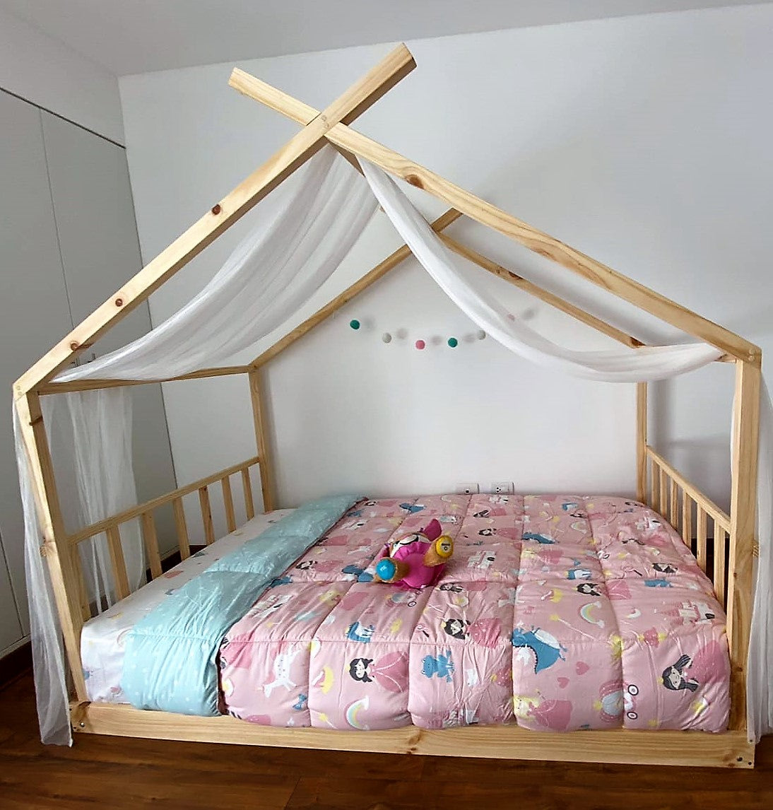 Cama Montessori plan de dos camas individuales, cama de la casa con cercas,  cama de piso