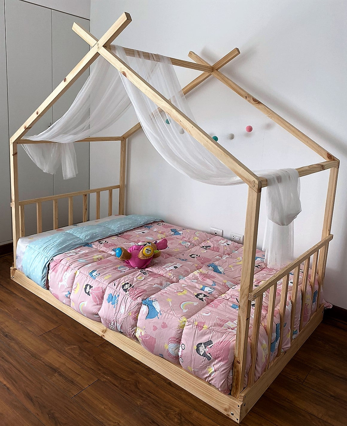 Cama casa Montessori con barandas verticales Abigail plaza y media –  Cutest Girl